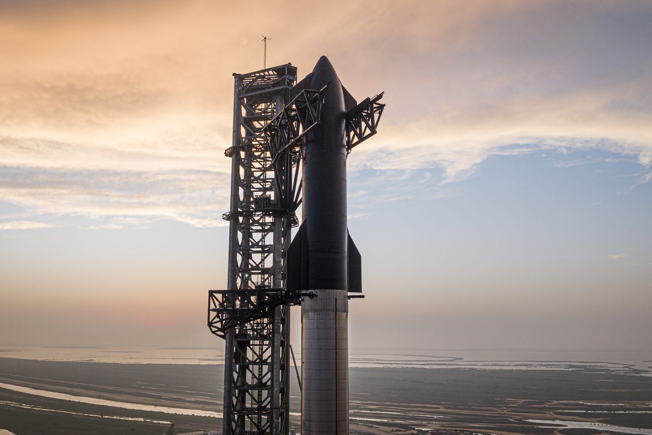 &Tau;&omicron; &pi;&rho;&omega;&tau;ό&tau;&upsilon;&pi;&omicron; &tau;&omicron;&upsilon; SpaceX Starship &sigma;&tau;&omicron;&iota;&beta;&alpha;&gamma;&mu;έ&nu;&omicron; &pi;ά&nu;&omega; &alpha;&pi;ό έ&nu;&alpha;&nu; &pi;ύ&rho;&alpha;&upsilon;&lambda;&omicron; Super Heavy &sigma;&tau;&eta; &Mu;&pi;ό&kappa;&alpha; &Tau;&sigma;ί&kappa;&alpha; &tau;&omicron;&upsilon; &Tau;έ&xi;&alpha;&sigmaf;, &tau;&omicron;&pi;&omicron;&theta;&epsilon;&tau;&eta;&mu;έ&nu;&omicron;&sigmaf; &sigma;&epsilon; έ&nu;&alpha;&nu; &pi;ύ&rho;&gamma;&omicron; &epsilon;&kappa;&tau;ό&xi;&epsilon;&upsilon;&sigma;&eta;&sigmaf; &pi;&omicron;&upsilon; &alpha;&pi;&epsilon;&iota;&kappa;&omicron;&nu;ί&zeta;&epsilon;&tau;&alpha;&iota; &mu;&epsilon; έ&nu;&alpha; &eta;&lambda;&iota;&omicron;&beta;&alpha;&sigma;ί&lambda;&epsilon;&mu;&alpha; &kappa;&alpha;&iota; &mu;&epsilon;&rho;&iota;&kappa;ώ&sigmaf; &sigma;&upsilon;&nu;&nu;&epsilon;&phi;&iota;&alpha;&sigma;&mu;έ&nu;&omicron; &phi;ό&nu;&tau;&omicron;.