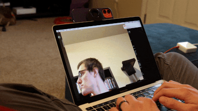 Gif &tau;&eta;&sigmaf; &omicron;&theta;ό&nu;&eta;&sigmaf; &epsilon;&nu;ό&sigmaf; MacBook Pro &pi;&omicron;&upsilon; &gamma;έ&rho;&nu;&epsilon;&iota; &pi;&rho;&omicron;&sigmaf; &tau;&alpha; &pi;ί&sigma;&omega; &kappa;ά&tau;&omega; &alpha;&pi;ό &tau;&omicron; &beta;ά&rho;&omicron;&sigmaf; &tau;&omicron;&upsilon; iPhone &pi;&omicron;&upsilon; &epsilon;ί&nu;&alpha;&iota; &sigma;&upsilon;&nu;&delta;&epsilon;&delta;&epsilon;&mu;έ&nu;&omicron; &sigma;&epsilon; &alpha;&upsilon;&tau;ή&nu;.