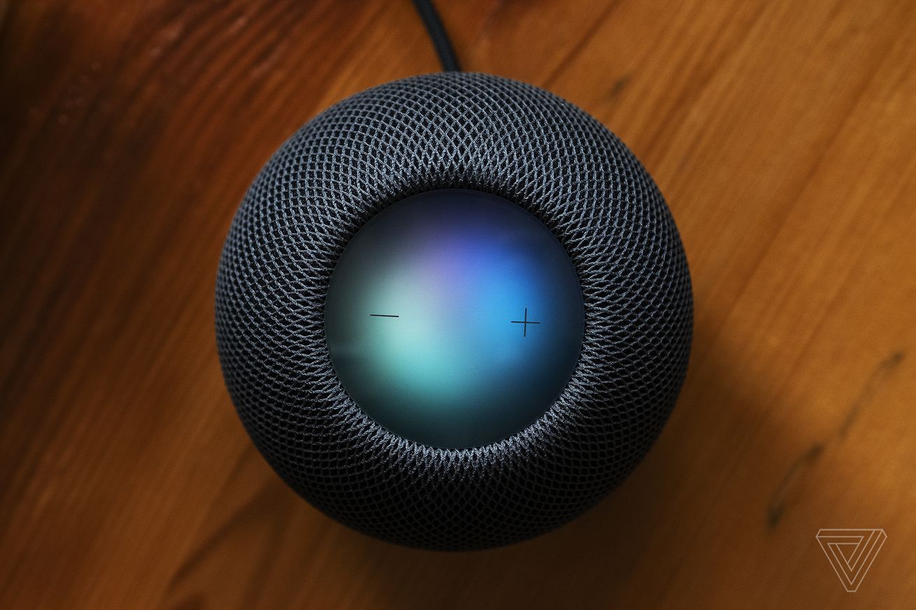&Alpha;&pi;ό &pi;ά&nu;&omega; &pi;&rho;&omicron;&sigmaf; &tau;&alpha; &kappa;ά&tau;&omega; &epsilon;&iota;&kappa;ό&nu;&alpha; &epsilon;&nu;ό&sigmaf; &mu;&alpha;ύ&rho;&omicron;&upsilon; HomePod Mini