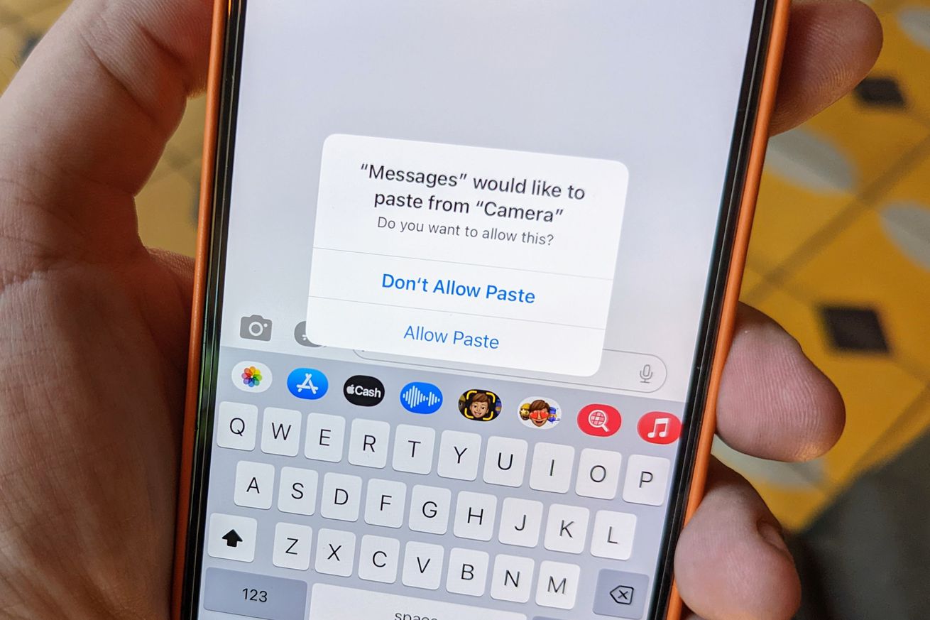Μια εικόνα ενός iPhone που εμφανίζει τη νέα προτροπή άδειας του iOS 16 για επικόλληση από άλλη εφαρμογή.