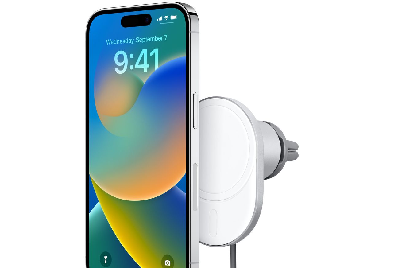 Εικόνα ενός iPhone και της βάσης Belkin.