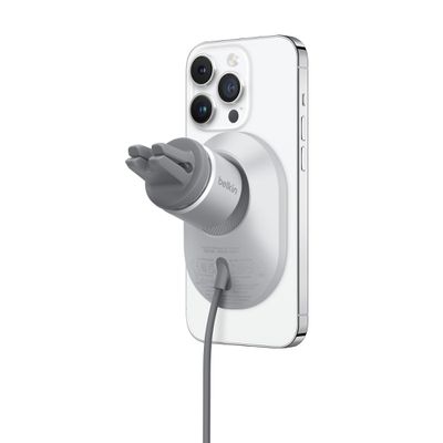 Εικόνα ενός iPhone τοποθετημένου στον φορτιστή Belkin.