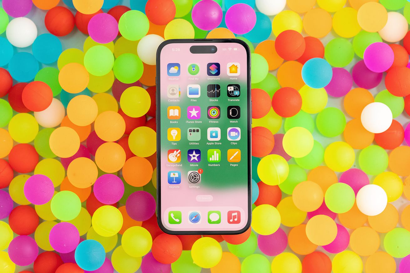 &Phi;&omega;&tau;&omicron;&gamma;&rho;&alpha;&phi;ί&alpha; &epsilon;&nu;ό&sigmaf; iPhone &pi;ά&nu;&omega; &alpha;&pi;ό &pi;&omicron;&lambda;ύ&chi;&rho;&omega;&mu;&omicron;&upsilon;&sigmaf; &pi;&alpha;&sigma;&tau;έ&lambda; &kappa;ύ&kappa;&lambda;&omicron;&upsilon;&sigmaf;.