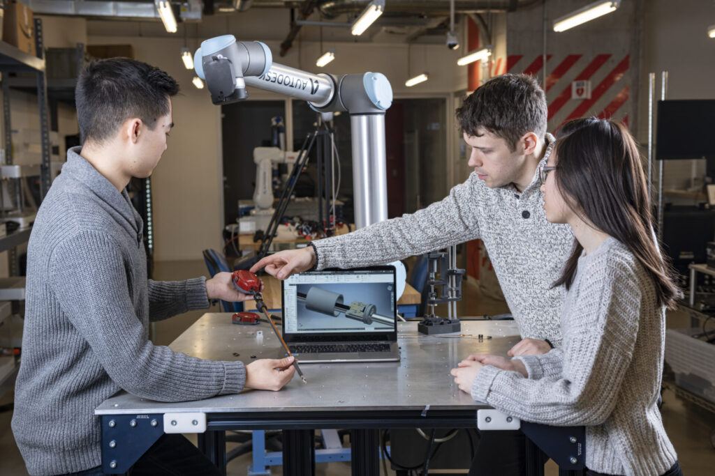 Εργαζόμενοι στο Κέντρο Τεχνολογίας Autodesk στο Τορόντο, κάτοικοι από το Forcen διερευνούν τρόπους για να παρέχουν μια ψηφιακή αίσθηση αφής για ρομποτική υψηλής αξιοπιστίας στη χειρουργική, την κατασκευή, την αεροδιαστημική και την άμυνα.