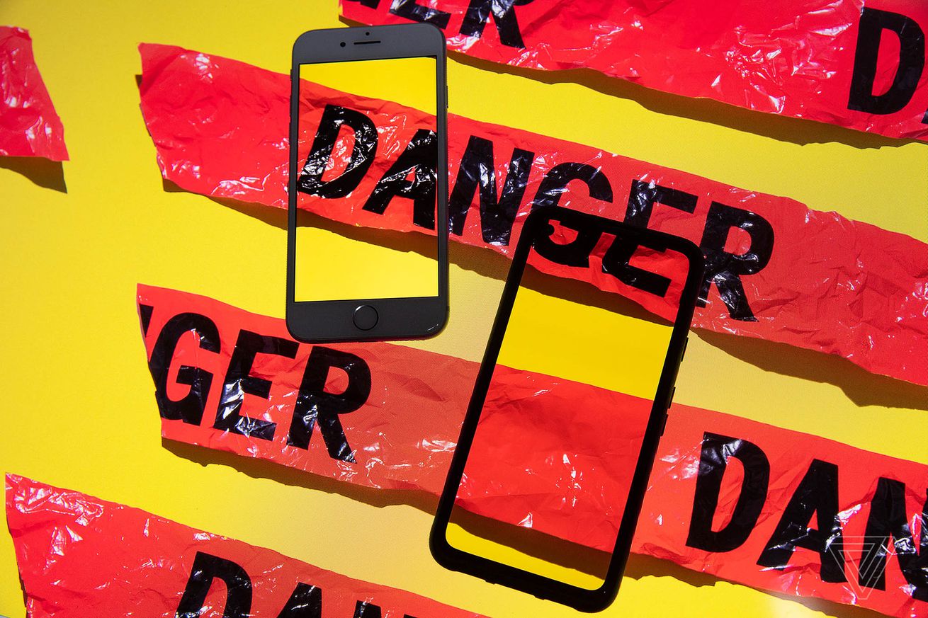 Απεικόνιση δύο smartphone που κάθονται σε κίτρινο φόντο με γραφειοκρατία που γράφει