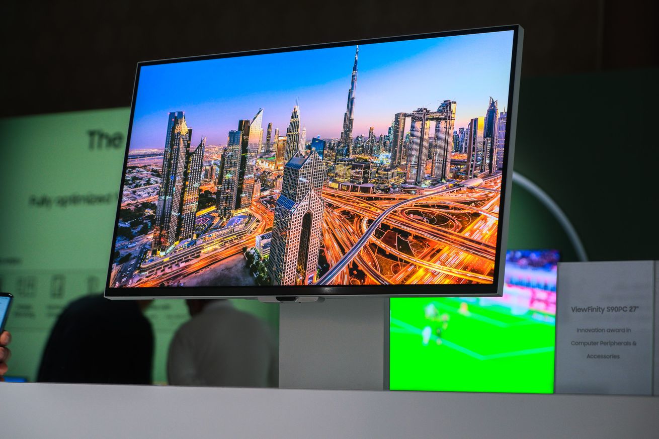 Μια φωτογραφία της οθόνης ViewFinity S9 της Samsung στην CES 2023.