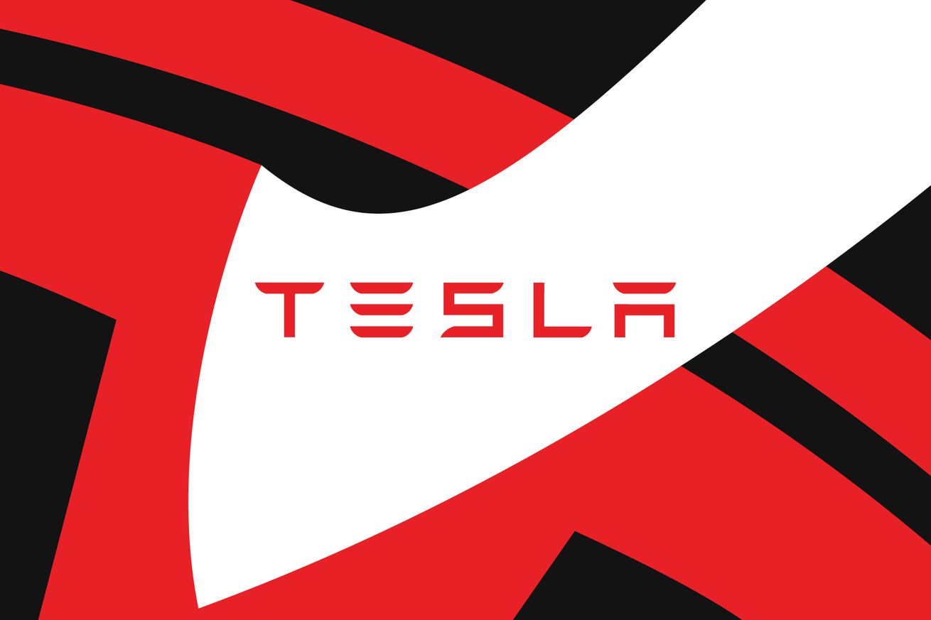 Αυτή είναι μια στοκ εικόνα του λογότυπου Tesla γραμμένο με κόκκινο χρώμα με ένα λευκό σχήμα να σχηματίζεται γύρω του και ένα κεκλιμένο και μεγεθυσμένο κόκκινο λογότυπο Tesla T πίσω του.