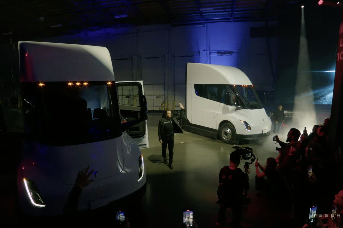 Ο Έλον Μασκ και τα φορτηγά Tesla Semi