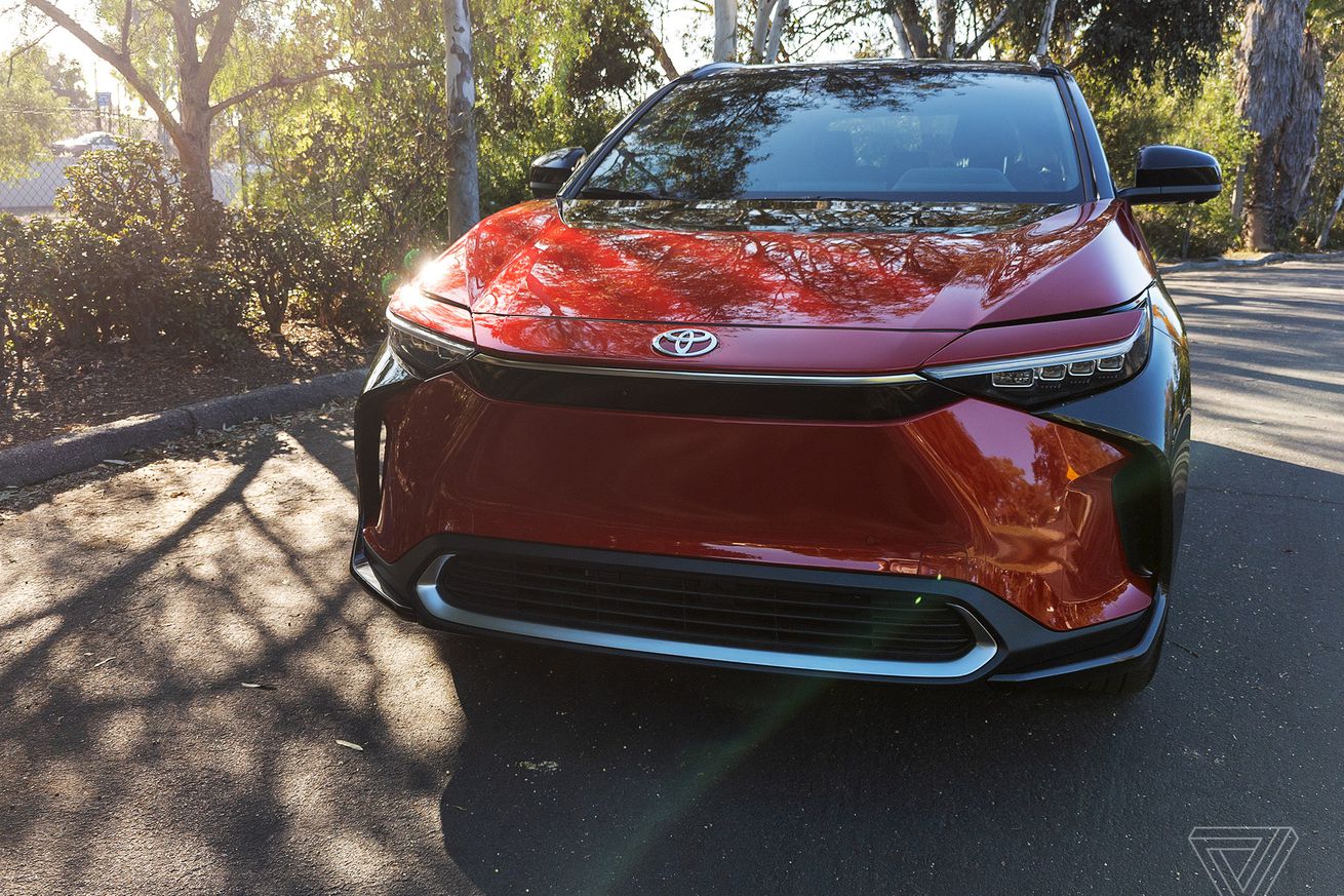 Η Toyota φέρεται να σκέφτεται να πατήσει το κουμπί επαναφοράς στη μετάβαση EV
