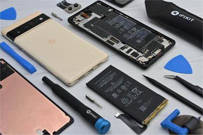 Ένα smartphone Google Pixel που περιβάλλεται από εργαλεία επισκευής iFixit.
