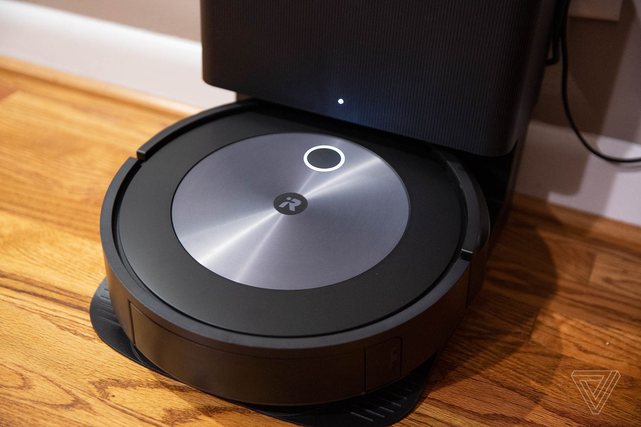 Το iRobot Roomba j7 όρθιο στον τοίχο.