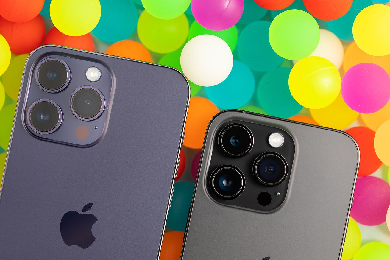 Μοντέλα iPhone Pro σε ένα κρεβάτι με φουσκωτές μπάλες.