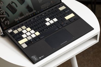 &Tau;&omicron; &pi;&lambda;&eta;&kappa;&tau;&rho;&omicron;&lambda;ό&gamma;&iota;&omicron; Asus ROG Flow Z13 &Alpha;&kappa;&rho;&omega;&nu;ύ&mu;&iota;&omicron; &sigma;&epsilon; &lambda;&epsilon;&upsilon;&kappa;ό &tau;&rho;&alpha;&pi;έ&zeta;&iota; &pi;&omicron;&upsilon; &phi;&alpha;ί&nu;&epsilon;&tau;&alpha;&iota; &alpha;&pi;ό &psi;&eta;&lambda;ά.