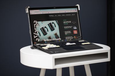 &Tau;&omicron; Asus ROG Flow Z13 &sigma;&epsilon; &lambda;&epsilon;&iota;&tau;&omicron;&upsilon;&rho;&gamma;ί&alpha; &phi;&omicron;&rho;&eta;&tau;&omicron;ύ &upsilon;&pi;&omicron;&lambda;&omicron;&gamma;&iota;&sigma;&tau;ή &mu;&epsilon; &gamma;&omega;&nu;ί&alpha; &pi;&rho;&omicron;&sigmaf; &tau;&alpha; &delta;&epsilon;&xi;&iota;ά &phi;&alpha;ί&nu;&epsilon;&tau;&alpha;&iota; &alpha;&pi;ό &mu;&pi;&rho;&omicron;&sigma;&tau;ά &sigma;&epsilon; έ&nu;&alpha; &lambda;&epsilon;&upsilon;&kappa;ό &tau;&rho;&alpha;&pi;έ&zeta;&iota;.