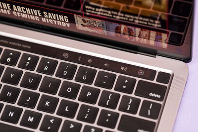 &Eta; &epsilon;&pi;ά&nu;&omega; &delta;&epsilon;&xi;&iota;ά &gamma;&omega;&nu;ί&alpha; &tau;&omicron;&upsilon; &pi;&lambda;&eta;&kappa;&tau;&rho;&omicron;&lambda;&omicron;&gamma;ί&omicron;&upsilon; MacBook Pro