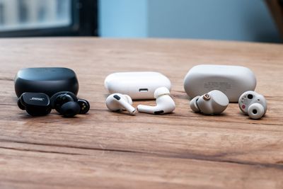&Mu;&iota;&alpha; &delta;&iota;&pi;&lambda;&alpha;&nu;ή &phi;&omega;&tau;&omicron;&gamma;&rho;&alpha;&phi;ί&alpha; &sigma;ύ&gamma;&kappa;&rho;&iota;&sigma;&eta;&sigmaf; &tau;&omega;&nu; QuietComfort Earbuds II &tau;&eta;&sigmaf; Bose, &tau;&omega;&nu; AirPods Pro &tau;&eta;&sigmaf; Apple &kappa;&alpha;&iota; &tau;&omicron;&upsilon; WF-1000XM4 &tau;&eta;&sigmaf; Sony.