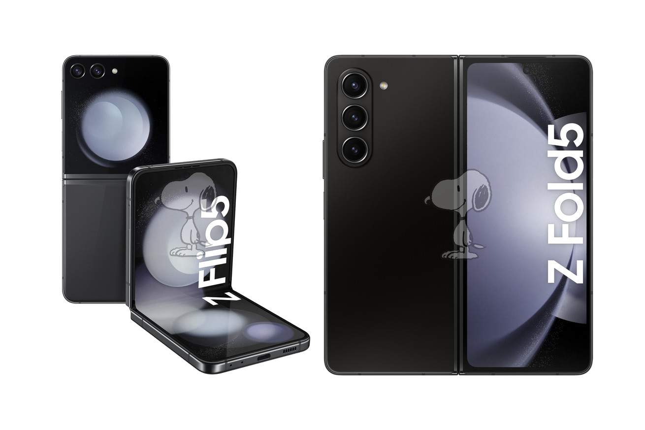 Μια εικόνα που δείχνει το Galaxy Z Flip 5, μερικώς διπλωμένο και ξεδιπλωμένο, μαζί με ένα ξεδιπλωμένο Galaxy Z Fold 5.