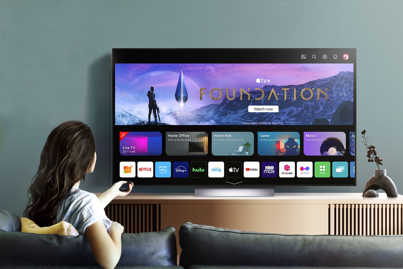 &Mu;&iota;&alpha; &epsilon;&iota;&kappa;ό&nu;&alpha; &mu;&iota;&alpha;&sigmaf; &tau;&eta;&lambda;&epsilon;ό&rho;&alpha;&sigma;&eta;&sigmaf; LG OLED &sigma;&tau;&eta;&nu; &alpha;&rho;&chi;&iota;&kappa;ή &omicron;&theta;ό&nu;&eta; &mu;&epsilon; έ&nu;&alpha; ά&tau;&omicron;&mu;&omicron; &nu;&alpha; &kappa;ά&theta;&epsilon;&tau;&alpha;&iota; &sigma;&epsilon; έ&nu;&alpha;&nu; &kappa;&alpha;&nu;&alpha;&pi;έ &mu;&pi;&rho;&omicron;&sigma;&tau;ά.