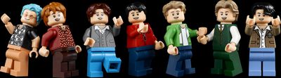 Επτά ειδώλια Lego BTS διατεταγμένα σε μαύρο φόντο.