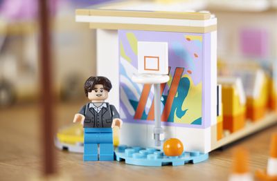 Ειδώλιο Suga Lego δίπλα σε τσέρκι μπάσκετ Lego.