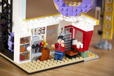 Αγαλμάτιο Lego J-Hope σε κατάστημα με ντόνατ Lego.