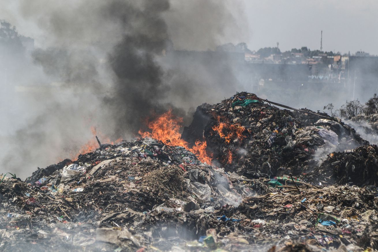 &Omicron; &kappa;&alpha;&pi;&nu;ό&sigmaf; &alpha;&nu;&alpha;&delta;ύ&epsilon;&tau;&alpha;&iota; &alpha;&pi;ό &tau;&alpha; &kappa;&alpha;&mu;έ&nu;&alpha; &sigma;&kappa;&omicron;&upsilon;&pi;ί&delta;&iota;&alpha; &sigma;&tau;&omicron; &chi;ώ&rho;&omicron; &chi;&omega;&mu;&alpha;&tau;&epsilon;&rho;ή&sigmaf; Dandora...