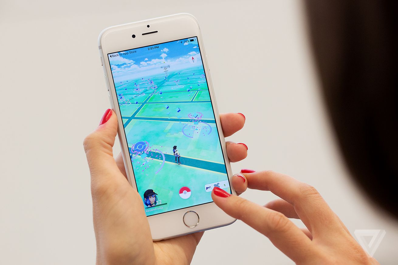 Ένα άτομο που κρατά ένα τηλέφωνο και παίζει Pokémon Go.