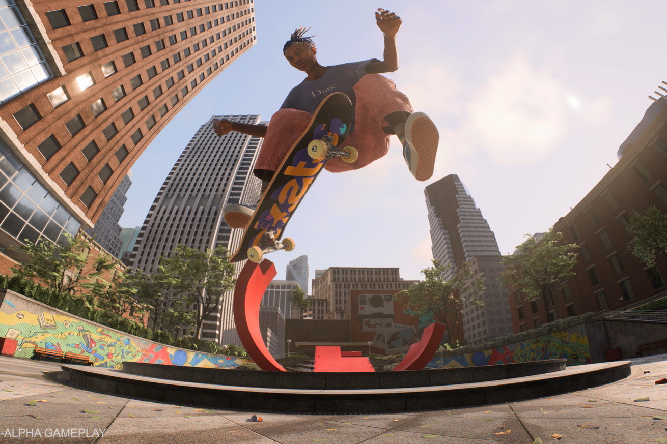 Ένας skateboarder κάνει ένα κόλπο στον αέρα σε αυτό το στιγμιότυπο από το Skate. Η κάμερα είναι χαμηλά στο έδαφος και η φωτογραφία μοιάζει σαν να είναι τραβηγμένη με φακό fish eye.