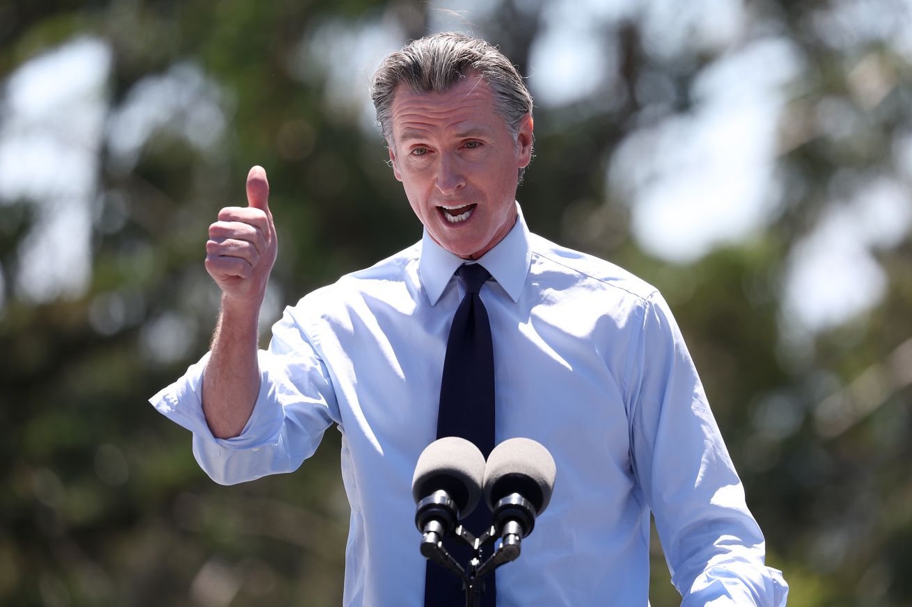 Ο Gavin Newsom υπογράφει την αναθεώρηση των μέσων κοινωνικής δικτύωσης στην Καλιφόρνια για ανηλίκους