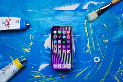 iPhone 13 &sigma;&epsilon; &phi;ό&nu;&tau;&omicron; &mu;&epsilon; &pi;&iota;&tau;&sigma;&iota;&lambda;ί&sigma;&mu;&alpha;&tau;&alpha; &mu;&pi;&lambda;&epsilon; &chi;&rho;ώ&mu;&alpha;&tau;&omicron;&sigmaf; &sigma;&tau;&rho;&alpha;&mu;&mu;έ&nu;&eta; &pi;&rho;&omicron;&sigmaf; &tau;&eta;&nu; &pi;&lambda;&epsilon;&upsilon;&rho;ά &tau;&eta;&sigmaf; &omicron;&theta;ό&nu;&eta;&sigmaf; &pi;&omicron;&upsilon; &delta;&epsilon;ί&chi;&nu;&epsilon;&iota; &tau;&eta;&nu; &alpha;&rho;&chi;&iota;&kappa;ή &omicron;&theta;ό&nu;&eta;.