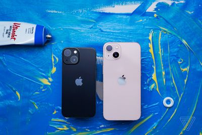 &Phi;&omega;&tau;&omicron;&gamma;&rho;&alpha;&phi;ί&alpha; &epsilon;&nu;ό&sigmaf; iPhone 13 Mini &delta;ί&pi;&lambda;&alpha; &sigma;&epsilon; έ&nu;&alpha; iPhone 13 &kappa;&alpha;&nu;&omicron;&nu;&iota;&kappa;&omicron;ύ &mu;&epsilon;&gamma;έ&theta;&omicron;&upsilon;&sigmaf; &sigma;&epsilon; &mu;&pi;&lambda;&epsilon; &phi;ό&nu;&tau;&omicron;.