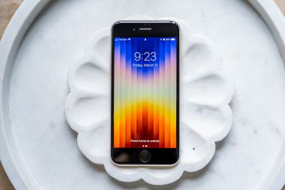iPhone SE &mu;&epsilon; &tau;&eta;&nu; &pi;&lambda;&epsilon;&upsilon;&rho;ά &tau;&eta;&sigmaf; &omicron;&theta;ό&nu;&eta;&sigmaf; &pi;&rho;&omicron;&sigmaf; &tau;&alpha; &pi;ά&nu;&omega; &pi;&omicron;&upsilon; &delta;&epsilon;ί&chi;&nu;&epsilon;&iota; &pi;&omicron;&lambda;ύ&chi;&rho;&omega;&mu;&eta; &tau;&alpha;&pi;&epsilon;&tau;&sigma;&alpha;&rho;ί&alpha; &omicron;&theta;ό&nu;&eta;&sigmaf; &kappa;&lambda;&epsilon;&iota;&delta;ώ&mu;&alpha;&tau;&omicron;&sigmaf;.