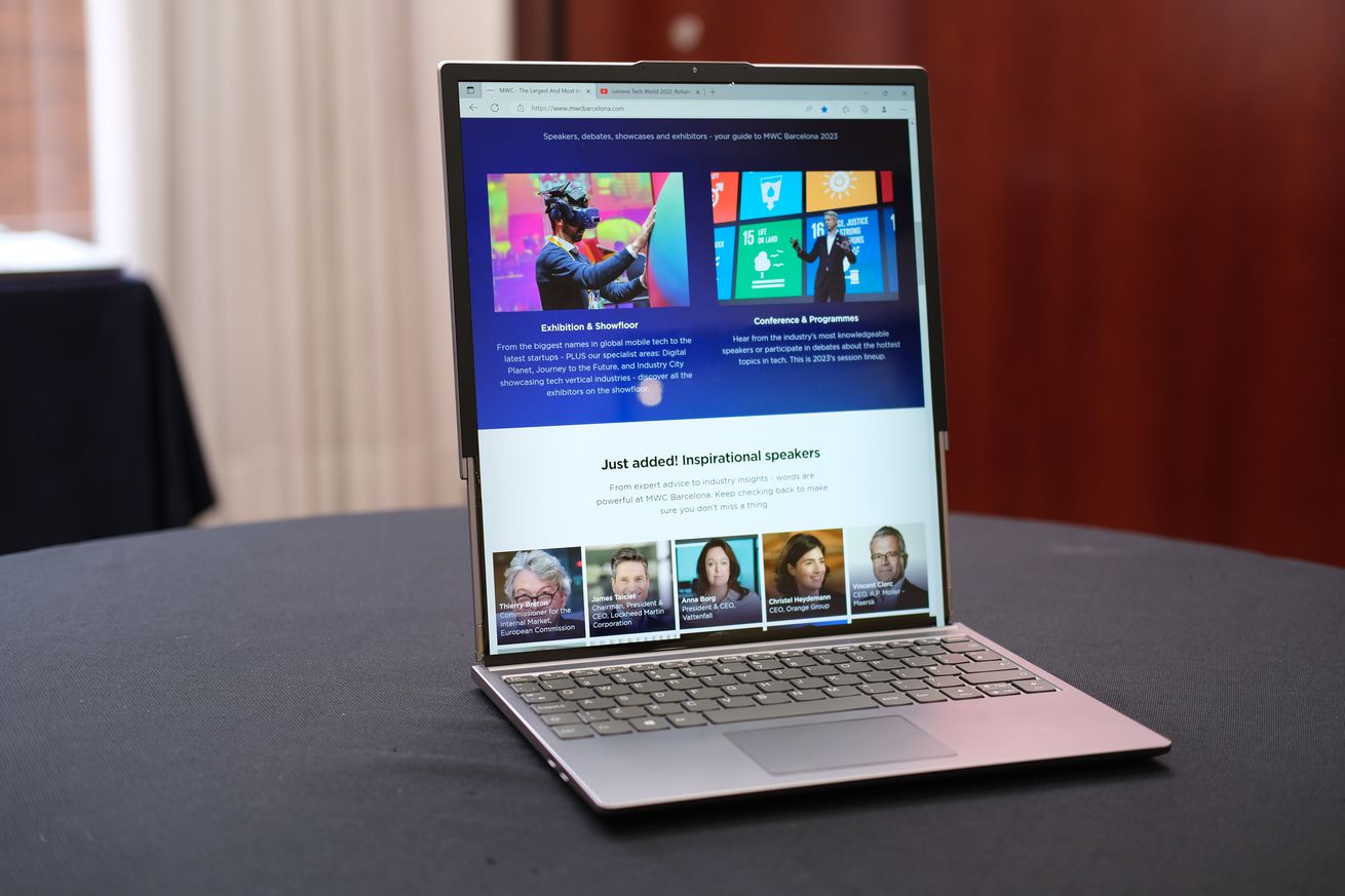 Το κυλιόμενο φορητό υπολογιστή της Lenovo κάθεται σε ένα γραφείο με την οθόνη του πλήρως εκτεταμένη.