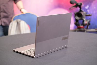 Περιστρεφόμενος φορητός υπολογιστής Lenovo από το πίσω μέρος, χωρίς επέκταση.