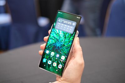 Κινητό smartphone Motorola, ξετυλιγμένο.
