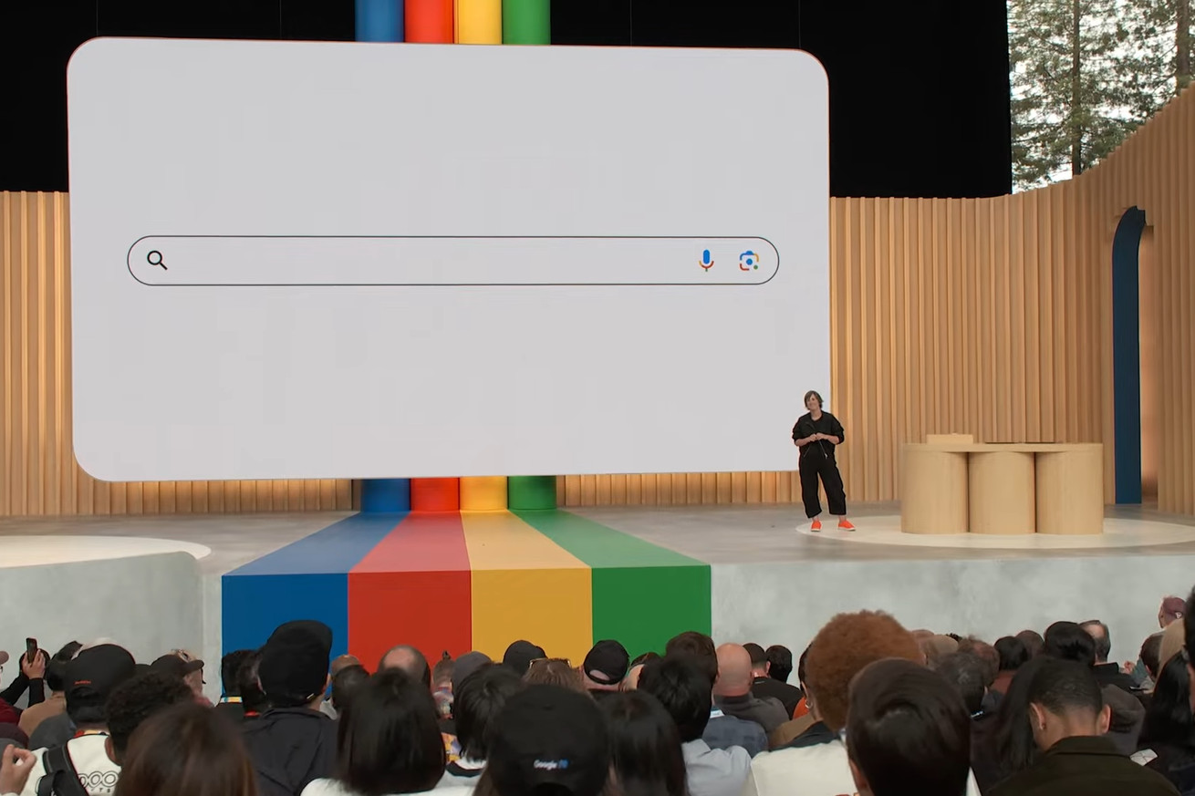 &Eta; Cathy Edwards &tau;&eta;&sigmaf; Google &sigma;&tau;&eta; &sigma;&kappa;&eta;&nu;ή &sigma;&tau;&omicron; Google I/O 2023.