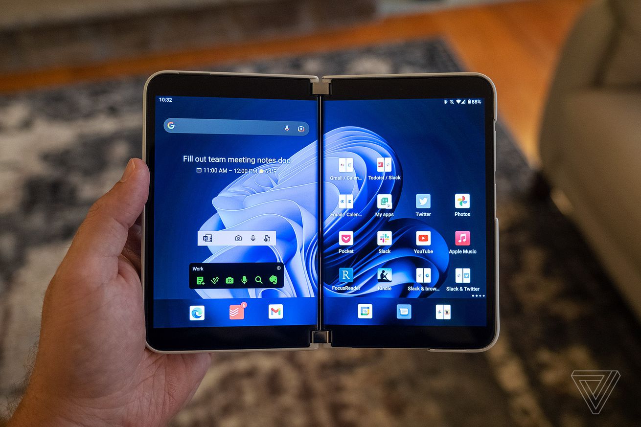 Έ&nu;&alpha; smartphone Microsoft Surface Duo 2 &kappa;&rho;&alpha;&tau;&iota;έ&tau;&alpha;&iota; &alpha;&nu;&omicron;&iota;&chi;&tau;ό &sigma;&tau;&omicron; &alpha;&rho;&iota;&sigma;&tau;&epsilon;&rho;ό &chi;έ&rho;&iota; &kappa;&alpha;&iota; &omicron;&iota; &delta;ύ&omicron; &omicron;&theta;ό&nu;&epsilon;&sigmaf; &delta;&epsilon;ί&chi;&nu;&omicron;&upsilon;&nu; &tau;&eta;&nu; &alpha;&rho;&chi;&iota;&kappa;ή &omicron;&theta;ό&nu;&eta;.