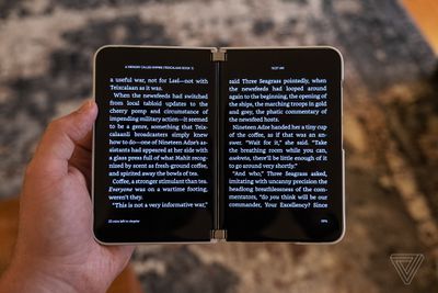Έ&nu;&alpha; &eta;&lambda;&epsilon;&kappa;&tau;&rho;&omicron;&nu;&iota;&kappa;ό &beta;&iota;&beta;&lambda;ί&omicron; Kindle &epsilon;&kappa;&tau;&epsilon;ί&nu;&epsilon;&tau;&alpha;&iota; &kappa;&alpha;&iota; &sigma;&tau;&iota;&sigmaf; &delta;ύ&omicron; &omicron;&theta;ό&nu;&epsilon;&sigmaf; &tau;&omicron;&upsilon; Microsoft Surface Duo 2