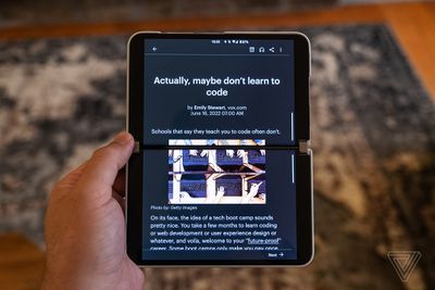 &Eta; &epsilon;&phi;&alpha;&rho;&mu;&omicron;&gamma;ή Pocket Android &epsilon;&mu;&phi;&alpha;&nu;ί&zeta;&epsilon;&iota; έ&nu;&alpha; ά&rho;&theta;&rho;&omicron; &kappa;&alpha;&iota; &sigma;&tau;&iota;&sigmaf; &delta;ύ&omicron; &omicron;&theta;ό&nu;&epsilon;&sigmaf; &tau;&omicron;&upsilon; Surface Duo 2 &epsilon;&nu;ώ &kappa;&rho;&alpha;&tau;&iota;έ&tau;&alpha;&iota; &sigma;&epsilon; &kappa;&alpha;&tau;&alpha;&kappa;ό&rho;&upsilon;&phi;&omicron; &pi;&rho;&omicron;&sigma;&alpha;&nu;&alpha;&tau;&omicron;&lambda;&iota;&sigma;&mu;ό.
