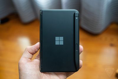 Έ&nu;&alpha; &mu;&alpha;ύ&rho;&omicron; Surface Duo 2 &mu;&epsilon; &pi;&rho;&omicron;&sigma;&alpha;&rho;&tau;&eta;&mu;έ&nu;&omicron; &tau;&omicron; &kappa;ά&lambda;&upsilon;&mu;&mu;&alpha; &tau;&omicron;&upsilon; &pi;&rho;&omicron;&phi;&upsilon;&lambda;&alpha;&kappa;&tau;ή&rho;&alpha; Surface Pen.