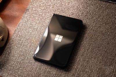 Έ&nu;&alpha; &mu;&alpha;ύ&rho;&omicron; Microsoft Surface Duo 2 έ&kappa;&lambda;&epsilon;&iota;&sigma;&epsilon; &kappa;&alpha;&iota; &kappa;ά&theta;&epsilon;&tau;&alpha;&iota; &sigma;&epsilon; έ&nu;&alpha; &sigma;&omicron;&upsilon;&pi;&lambda;ά.