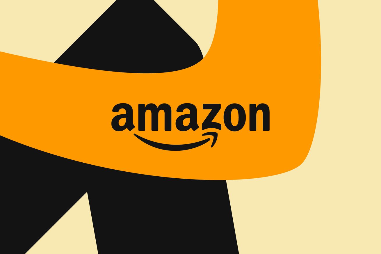 Απεικόνιση του λεκτικού σήματος της Amazon σε φόντο πορτοκαλί, μαύρο και μαύρισμα που αποτελείται από αλληλοκαλυπτόμενες γραμμές.