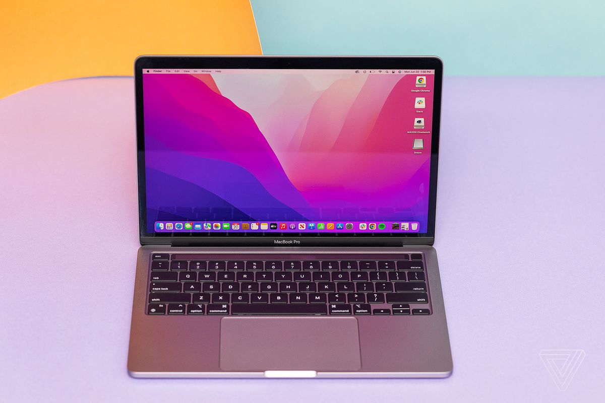 Το Apple MacBook Pro 13 2022 φαίνεται από ψηλά σε φόντο λεβάντας.
