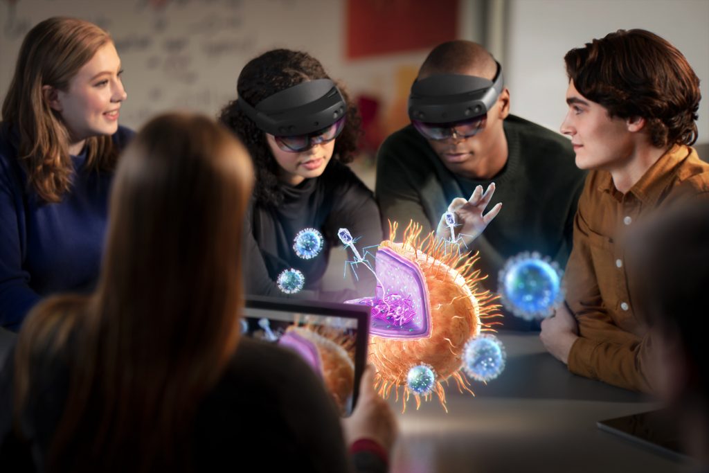 Τρεις μαθητές που χρησιμοποιούν το HoloLens