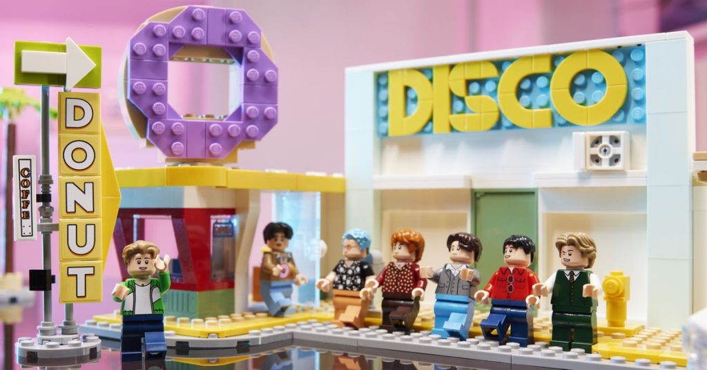 1676530409 Οι BTS έχουν πλέον το δικό τους σετ Lego —