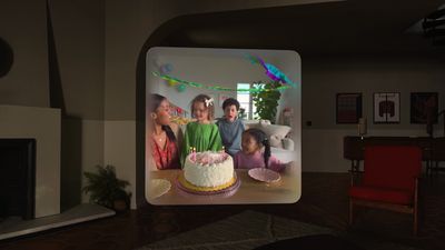 Ένα τρισδιάστατο βίντεο με παιδιά σε ένα πάρτι γενεθλίων που τραβήχτηκε από το Apple Vision Pro.