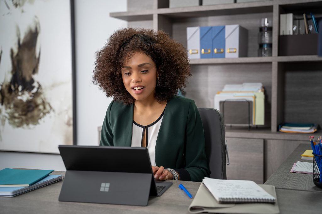 Παρουσιάζουμε το Microsoft Dynamics 365 Copilot, το πρώτο copilot στον κόσμο τόσο σε CRM όσο και σε ERP, που φέρνει την τεχνητή νοημοσύνη επόμενης γενιάς σε κάθε επιχειρηματικό τομέα