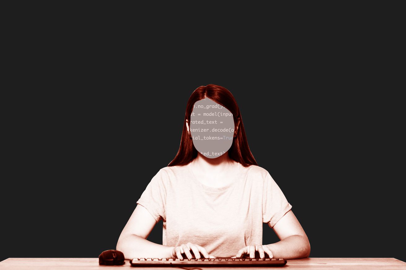 Μια απεικόνιση μιας γυναίκας που πληκτρολογεί σε ένα πληκτρολόγιο, το πρόσωπό της αντικαταστάθηκε με γραμμές κώδικα.