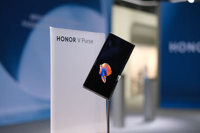 V Purse on display at Honor’s booth.