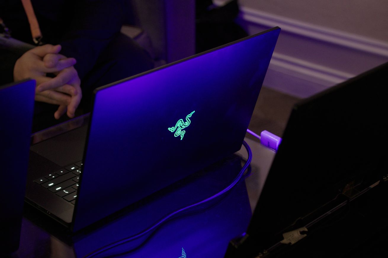 Το Razer Blade 16 φαίνεται από το πίσω μέρος σε ένα σκοτεινό τραπέζι.